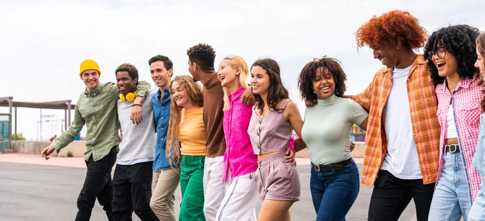 Un gruppo di persone che cammina insieme, a braccetto